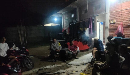 Patroli Dialogis, Bhabinkamtibmas Polsek Anyer Polres Cilegon Kunjungi Warga –