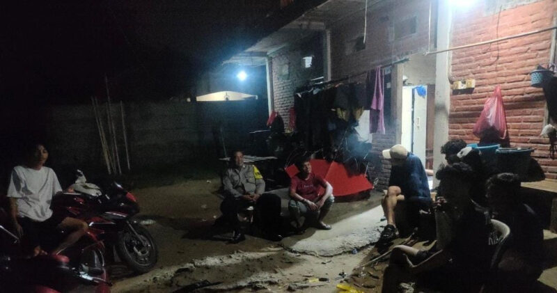 Patroli Dialogis, Bhabinkamtibmas Polsek Anyer Polres Cilegon Kunjungi Warga –

