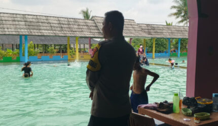 Patroli Wisatawan, Dialog Polsek Pabuaran dan Pengawasan Polda di Kolam Renang – Berita Tribrata Banten