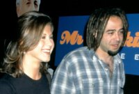 Pelantun Counting Crows ini mengenang kencannya dengan bintang 'Friends' Jennifer Aniston & Courteney Cox

