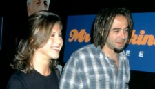 Pelantun Counting Crows ini mengenang kencannya dengan bintang 'Friends' Jennifer Aniston & Courteney Cox

