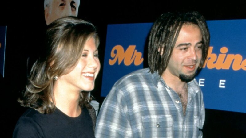 Pelantun Counting Crows ini mengenang kencannya dengan bintang 'Friends' Jennifer Aniston & Courteney Cox

