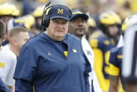 Pelatih kepala sementara Michigan Biff Poggi seharusnya malu pada dirinya sendiri

