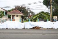 Pemkot Tangsel Tutupi Sampah di Ciputat dan Serpong dengan Terpal Agar Tak Berbau