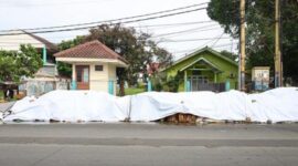 Pemkot Tangsel Tutupi Sampah di Ciputat dan Serpong dengan Terpal Agar Tak Berbau

