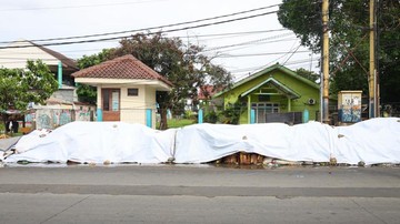 Pemkot Tangsel Tutupi Sampah di Ciputat dan Serpong dengan Terpal Agar Tak Berbau