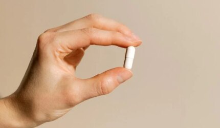 Kapsul Pil Obat Suplemen Vitamin Memegang Tangan Wanita