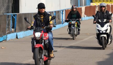 Pengendara sepeda motor perempuan di Iran tetap melakukan aksinya meski ada kendala hukum dan sosial