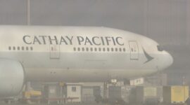 Penumpang enggan membuka pintu pesawat saat terbang, polisi langsung ditangkap setelah mendarat

