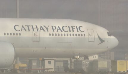 Penumpang enggan membuka pintu pesawat saat terbang, polisi langsung ditangkap setelah mendarat