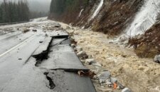 Perekonomian lokal yang terkait dengan Jalan Raya 2 khawatir bahwa kerusakan jalan akibat banjir dapat berlangsung berbulan-bulan