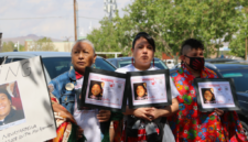 <p>Dari kanan, Anggota Parlemen Michelle Paulene Abeyta, D-To’hajiilee, dan Senator Angel Charley, D-Acoma, bersiap pada 7 Februari 2025 untuk memperkenalkan undang-undang yang menciptakan Turquoise Alert. (Bella Davis/New Mexico Secara Mendalam)