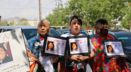 
<p>Dari kanan, Anggota Parlemen Michelle Paulene Abeyta, D-To’hajiilee, dan Senator Angel Charley, D-Acoma, bersiap pada 7 Februari 2025 untuk memperkenalkan undang-undang yang menciptakan Turquoise Alert. (Bella Davis/New Mexico Secara Mendalam)
