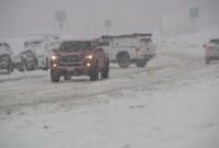 Peringatan badai salju dikeluarkan saat tingkat salju turun, sehingga perjalanan gunung menjadi berbahaya

