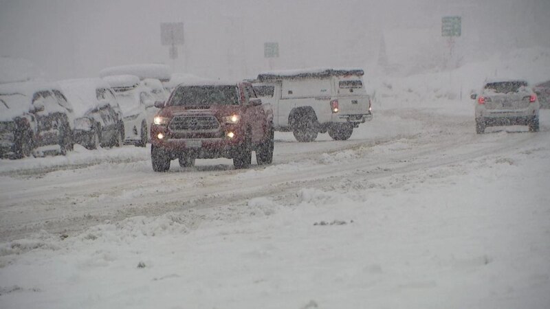 Peringatan badai salju dikeluarkan saat tingkat salju turun, sehingga perjalanan gunung menjadi berbahaya

