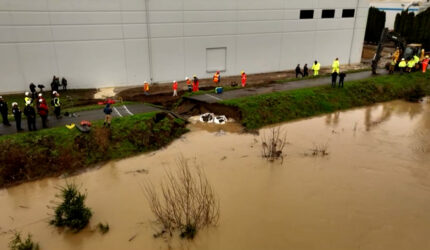 Perintah evakuasi dicabut setelah jebolnya tanggul Sungai Green dapat dikendalikan