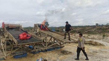 Polda Riau Bongkar Tambang Emas Ilegal di Kuansing, 15 Rakit Rusak

