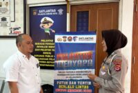 Polisi Lalu Lintas Sapa Anggota Satlantas Polsek Serkot Secara Manusiawi dengan Edukasi Wajib Pajak Tentang Mekanisme STNK

