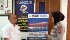 Polisi Lalu Lintas Sapa Anggota Satlantas Polsek Serkot Secara Manusiawi dengan Edukasi Wajib Pajak Tentang Mekanisme STNK