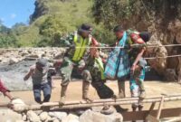 Prajurit Kodam IM Evakuasi Lansia di Bener Meriah