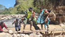 Prajurit Kodam IM Evakuasi Lansia di Bener Meriah