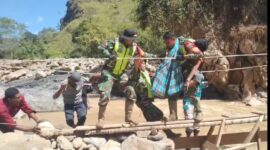 Prajurit Kodam IM Evakuasi Lansia di Bener Meriah

