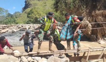 Prajurit Kodam IM Evakuasi Lansia di Bener Meriah