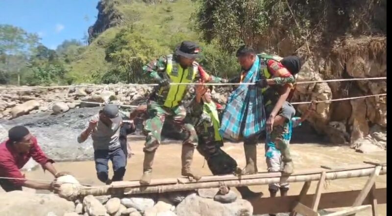 Prajurit Kodam IM Evakuasi Lansia di Bener Meriah

