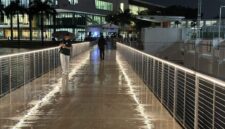 <p> Foto file: Mahasiswa Universitas Miami membuka payung di jembatan Danau Osceola Kamis malam, 18 September 2025.
<p> <span class=