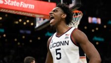 Tarris Reed Jr. dan UConn Huskies telah memisahkan diri di Big East saat pertandingan konferensi dimulai. <cite>Eric Canha-Gambar Gambar</cite>