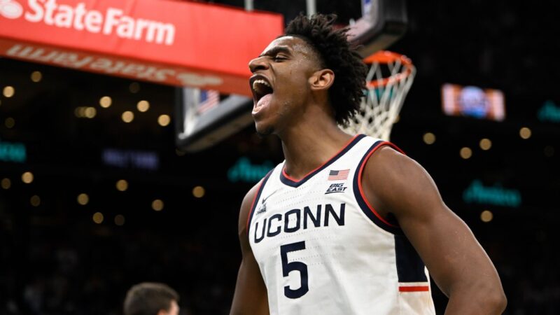 Tarris Reed Jr. dan UConn Huskies telah memisahkan diri di Big East saat pertandingan konferensi dimulai. <cite>Eric Canha-Gambar Gambar</cite>