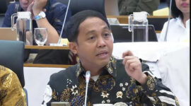 Raja Juli menilai desakan mundur hanya sekedar aspirasi, padahal 1.354 orang tewas akibat banjir Sumatera.

