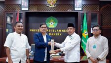 Rektor UIN Ar-Raniry Terima Penghargaan Humas Kemenag Tahun 2025 Kategori Pengelola Website Terbaik

