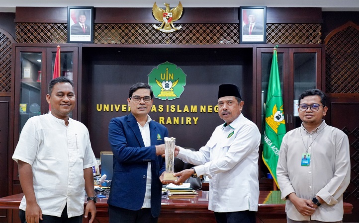 Rektor UIN Ar-Raniry Terima Penghargaan Humas Kemenag Tahun 2025 Kategori Pengelola Website Terbaik

