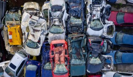 Daur Ulang Logam Bekas Mobil Tua