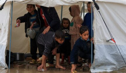 Sedikitnya 11 orang tewas di Gaza yang dilanda badai akibat suhu dingin dan bangunan runtuh