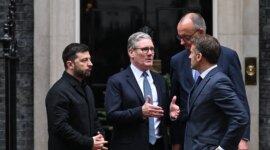 Serangan bom yang dipandu Rusia merusak lingkungan perumahan di Zaporizhzhia, Ukraina, pada hari Senin (Handout: Laksamana Militer Regional Zaporizhzhia/Anadolu)