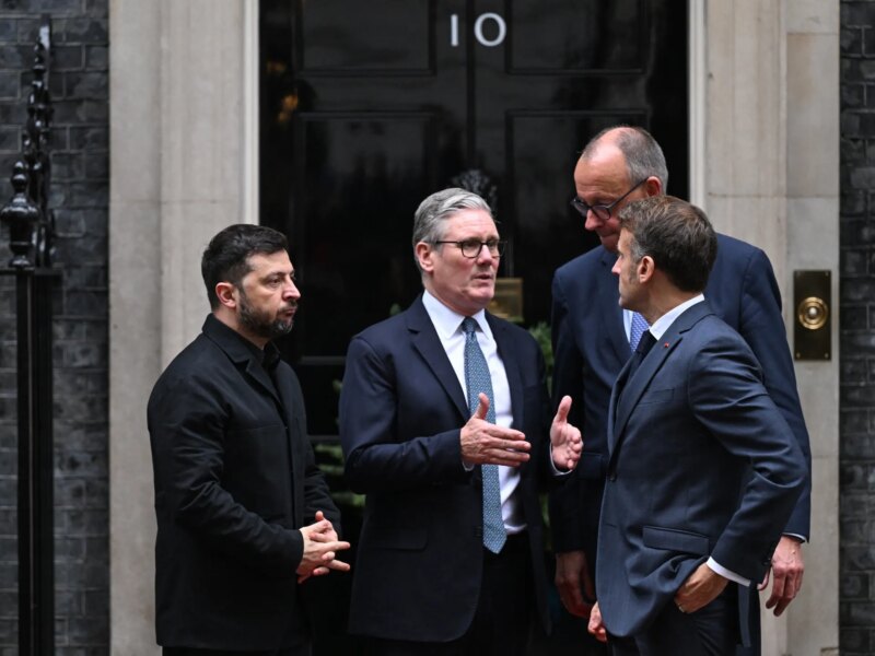 Serangan bom yang dipandu Rusia merusak lingkungan perumahan di Zaporizhzhia, Ukraina, pada hari Senin (Handout: Laksamana Militer Regional Zaporizhzhia/Anadolu)