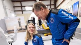 Seorang mantan eksekutif SpaceX bergabung dalam misi Blue Origin dengan pengguna kursi roda pertama yang pergi ke luar angkasa

