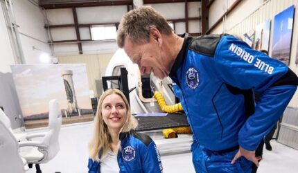 Mantan eksekutif SpaceX bergabung dalam misi Blue Origin dengan pengguna kursi roda pertama yang pergi ke luar angkasa