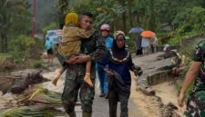 Serma Helmizon Evakuasi Ibu dan Anak yang Terjebak Banjir di Pauh, Padang