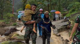 Serma Helmizon Evakuasi Ibu dan Anak yang Terjebak Banjir di Pauh, Padang

