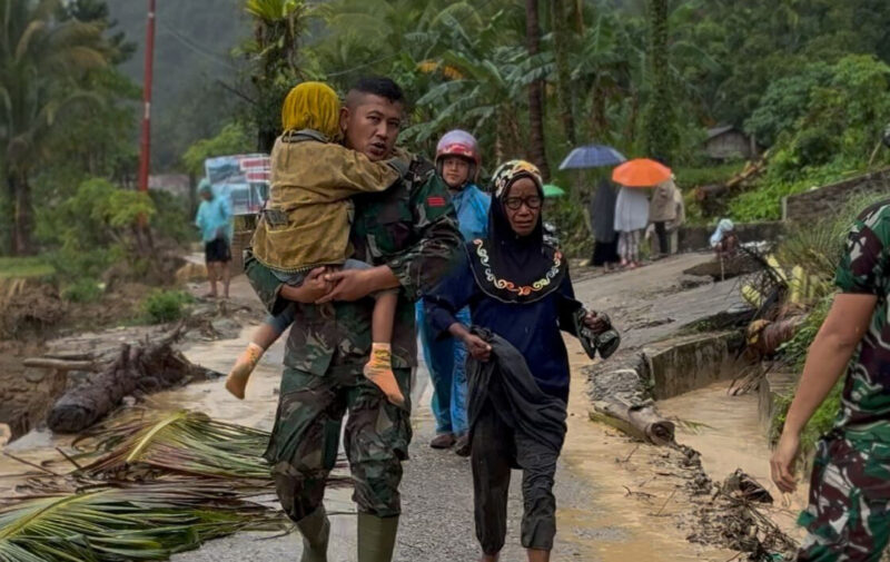 Serma Helmizon Evakuasi Ibu dan Anak yang Terjebak Banjir di Pauh, Padang

