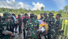 Sesampainya di Kabupaten Agam, Prajurit TNI AD Salurkan Bantuan ke Daerah Terisolasi

