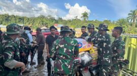 Sesampainya di Kabupaten Agam, Prajurit TNI AD Salurkan Bantuan ke Daerah Terisolasi

