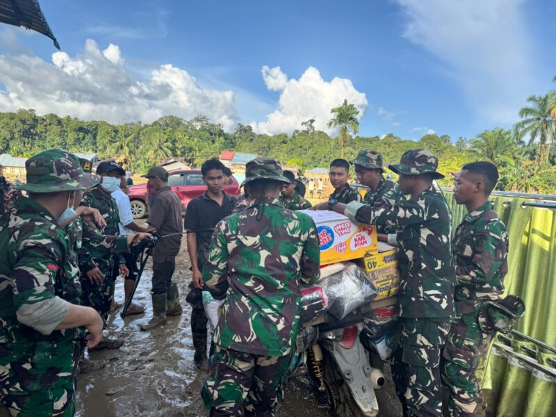 Sesampainya di Kabupaten Agam, Prajurit TNI AD Salurkan Bantuan ke Daerah Terisolasi

