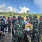 Sesampainya di Kabupaten Agam, Prajurit TNI AD Salurkan Bantuan ke Daerah Terisolasi

