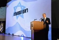 Netanyahu (tengah) mendapat dukungan dari mitra koalisinya dalam permintaan pengampunan dan penangguhan persidangannya (Kantor Pers Pemerintah Israel)