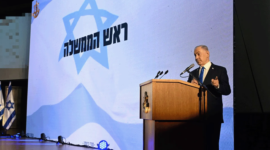 Netanyahu (tengah) mendapat dukungan dari mitra koalisinya dalam permintaan pengampunan dan penangguhan persidangannya (Kantor Pers Pemerintah Israel)