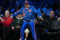 Spike Lee (kiri) bersama wakil komisaris NBA Mark Tatum (kanan) di semifinal Piala NBA di Las Vegas.
<p class=